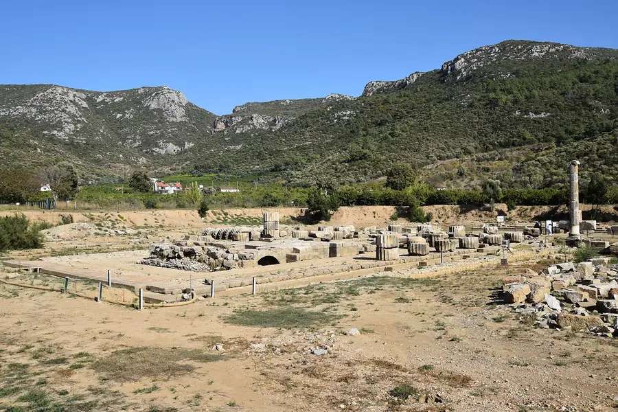 Klaros Apollon Tapınağı kalıntılarından bir bölüm