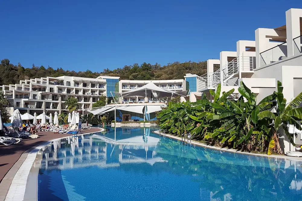 Paloma Pasha Resort'un havuz ve ana bina cephesi, Özdere