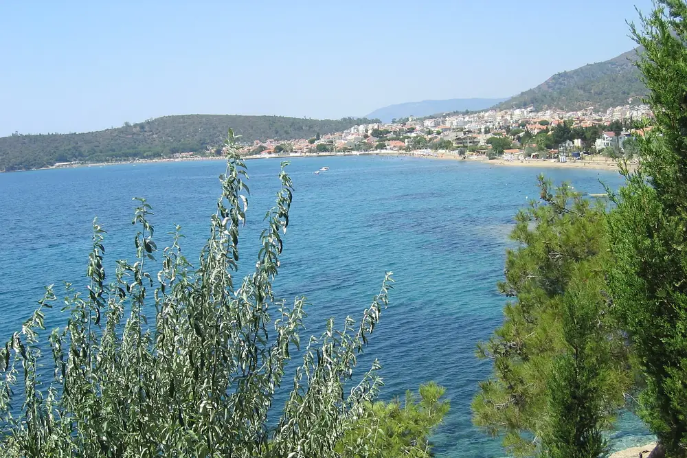 Özdere sahil şeridinin yeşillik ve deniz manzarası