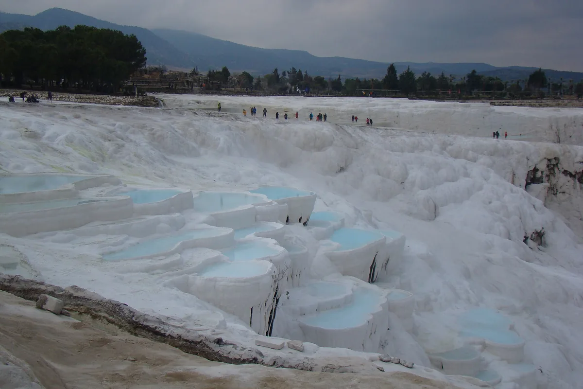 Pamukkale travertenlerinin dağlık vadi manzarasıyla genel görünümü