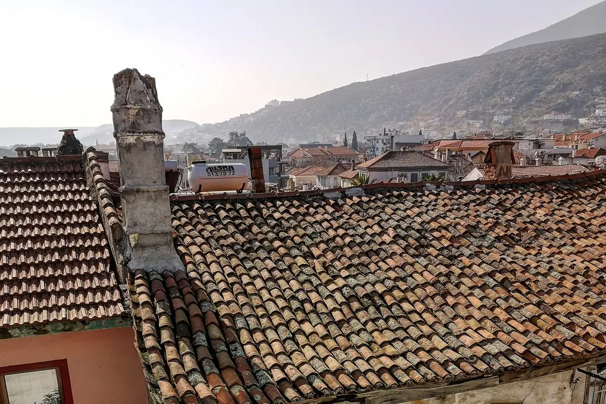 Milas civarında taş bir köy evi, Pınarlıbelen'in taş ev dokusuna benzer