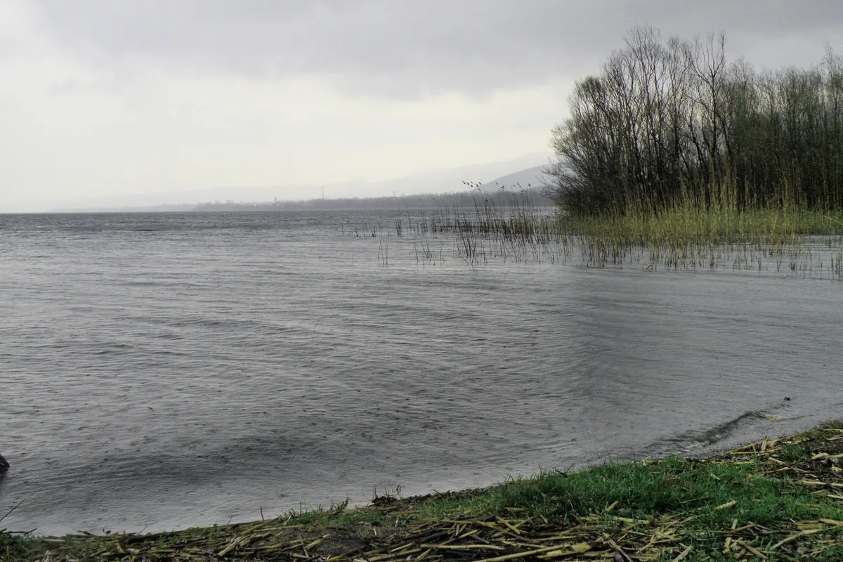 Sapanca Gölü kıyısında sisli bir sabah, kıyı çizgisi ve karşı yakadaki tepeler
