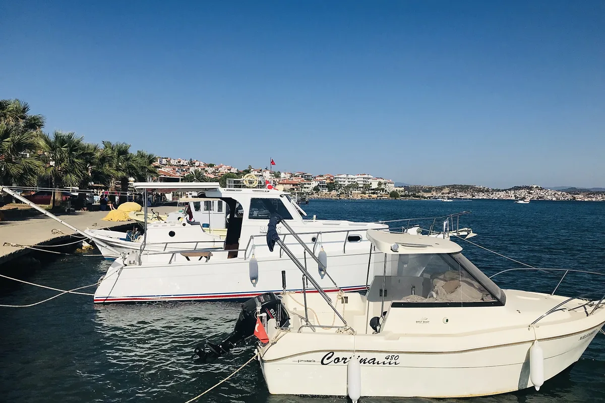 Cunda (Alibey) Adası'nda kıyı şeridi ve ada dokusu