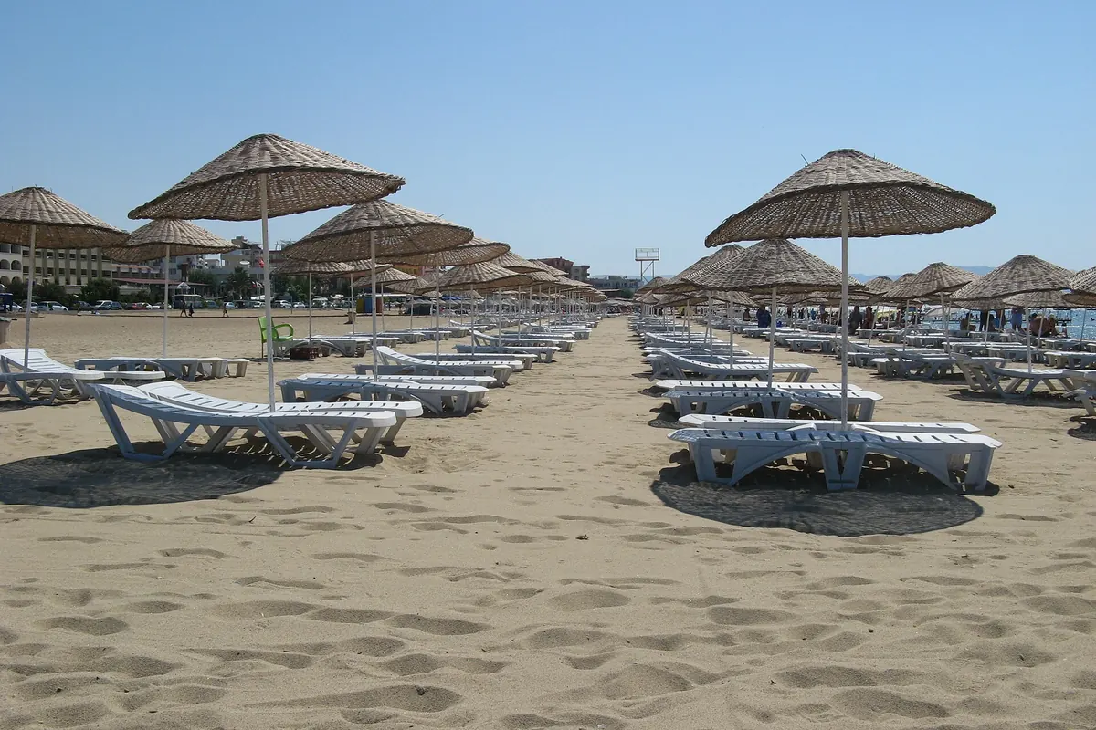 Sarımsaklı plajında sıra sıra şemsiyeler ve şezlonglar