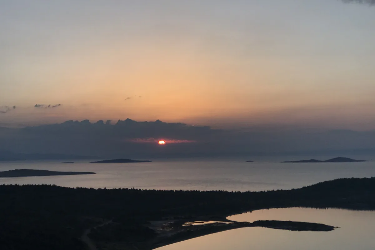 Şeytan Sofrası seyir noktasından kayalık kıyı ve ada manzarası