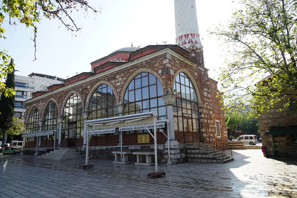 1490-91'de inşa edilen tarihi Hatuniye Camii'nin dış cephesi