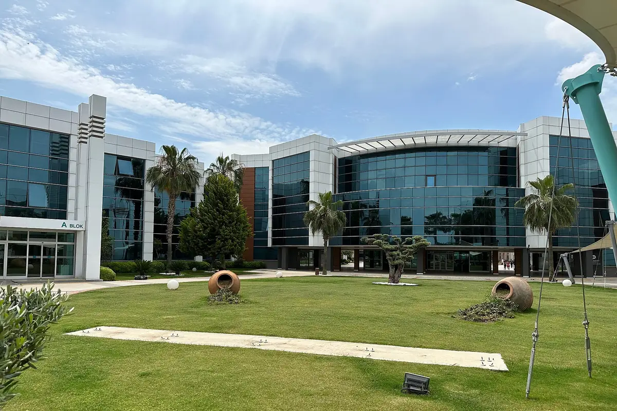 İzmir Bakırçay Üniversitesi eğitim binası