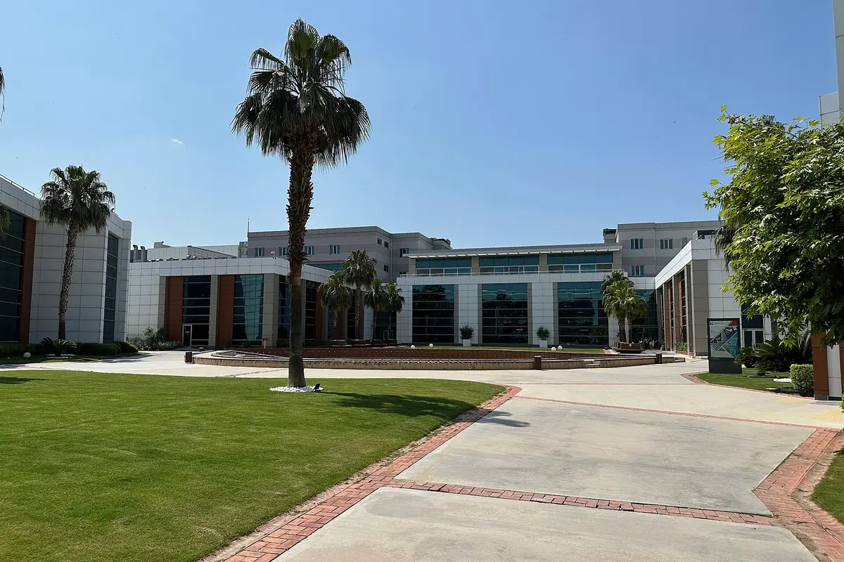 İzmir Bakırçay Üniversitesi kampüsünde bina cephesi