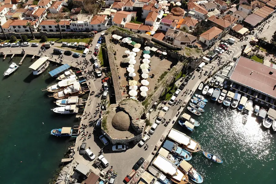 Sığacık Kalesi'nin surları, kale içindeki evler ve yanındaki balıkçı limanı