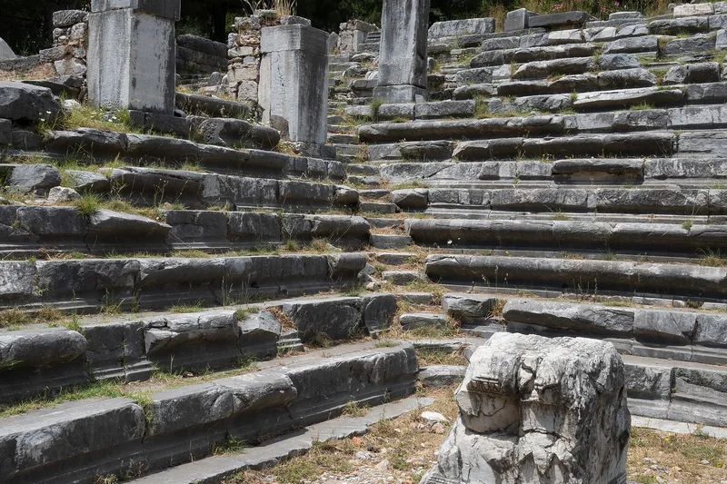 Priene antik kentinde Bouleuterion (kent meclisi binası) taş sıra oturma basamakları