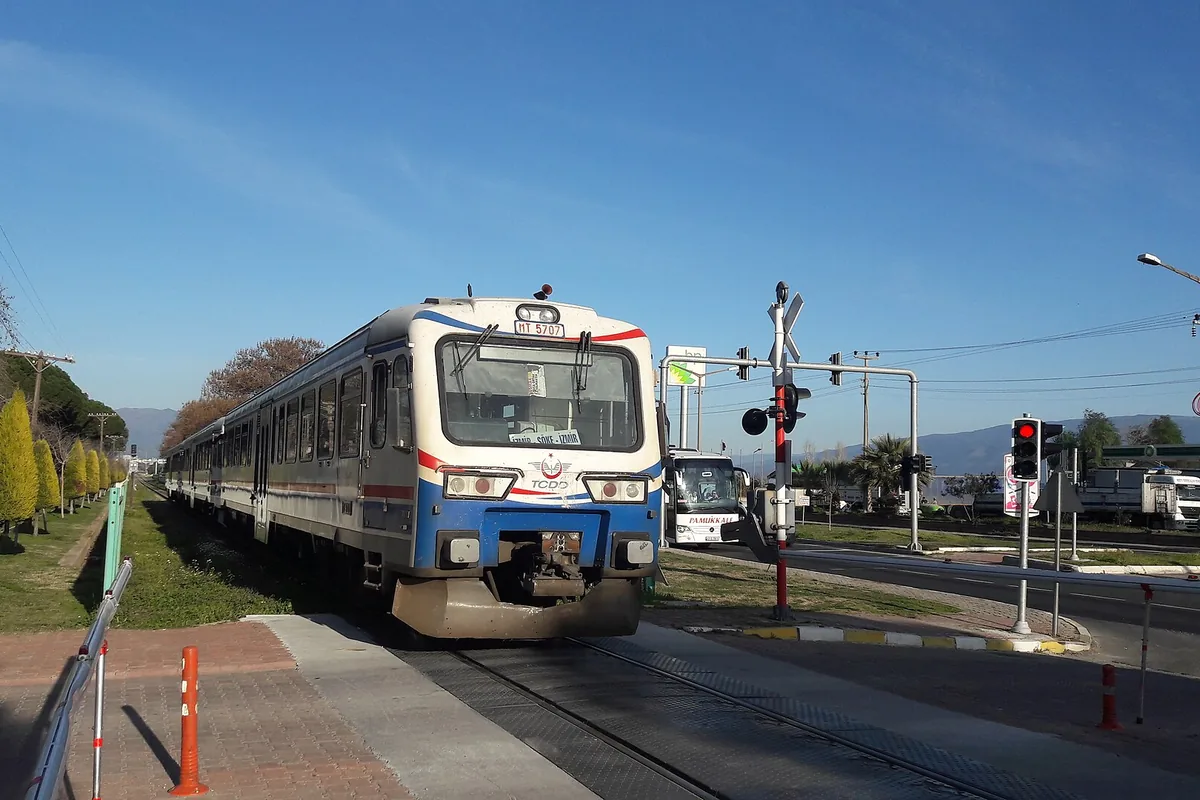 Atça çevresinde demiryolu geçidinde bölgesel tren