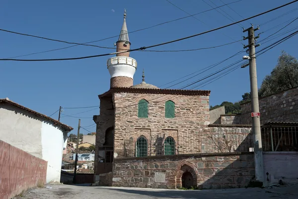 Tire'de Doğanbey Camii'nin minaresi ve taş cephesi