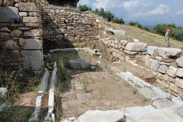 Metropolis kazı alanında açığa çıkarılmış yapı temelleri