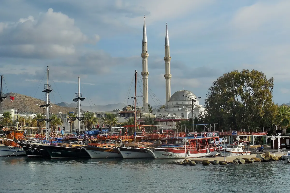 Turgutreis limanında cami ve gulet tekneleri