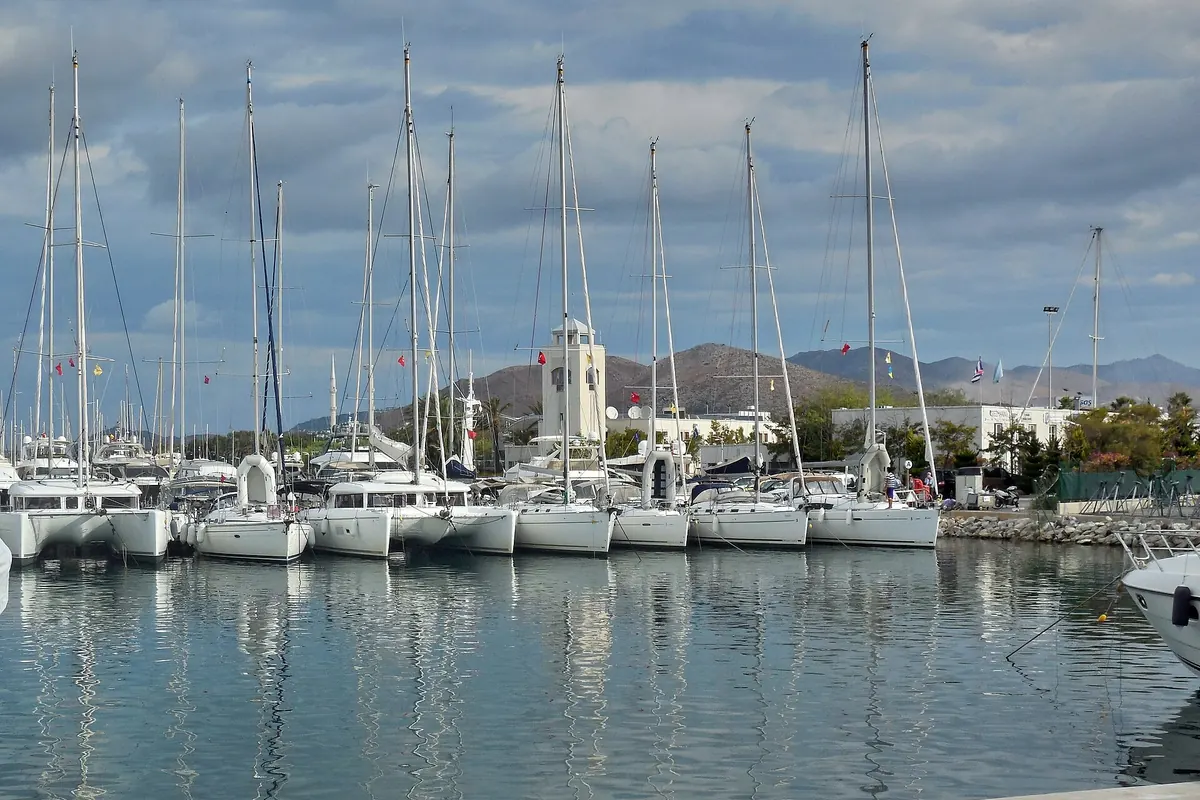 Turgutreis Marina'da demirli tekneler ve arka planda yerleşim