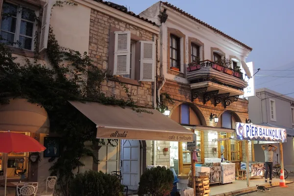 Urla Sanat Sokağı'nda restore edilmiş taş binalar ve dükkanlar