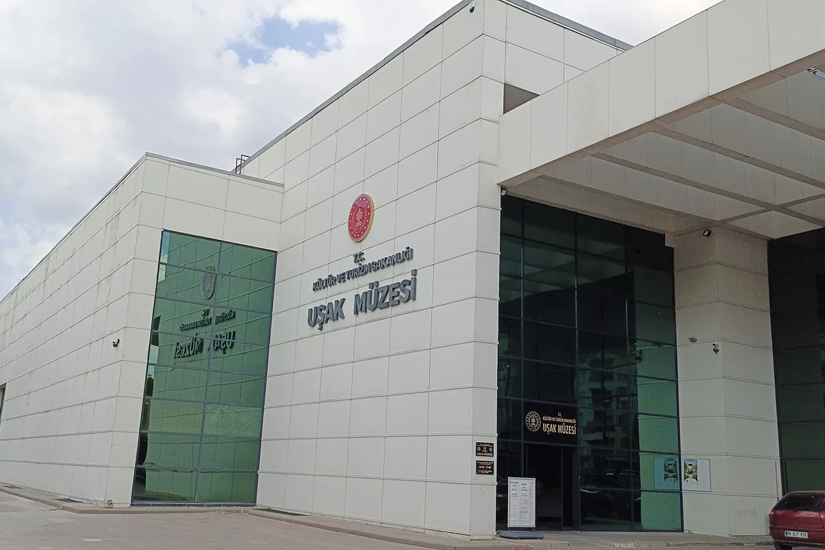 Uşak Müzesi'nin modern bina cephesi ve giriş kapısı