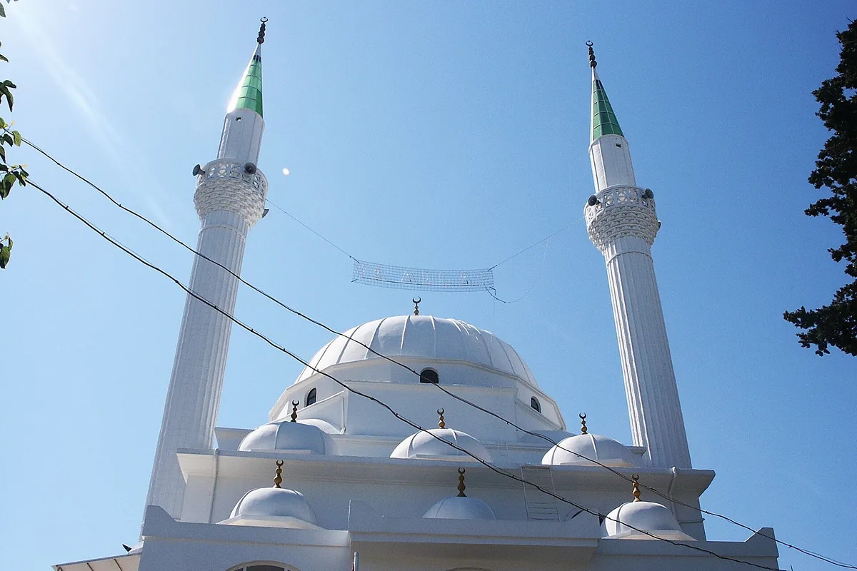 Yalıkavak merkezinde çift minareli caminin gündüz görünümü