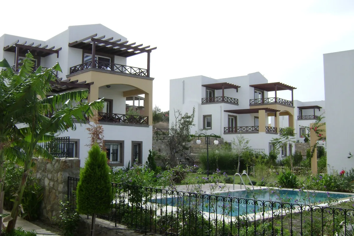 Yalıkavak'ta havuzlu bir villa sitesi, beyaz cepheli yapılar