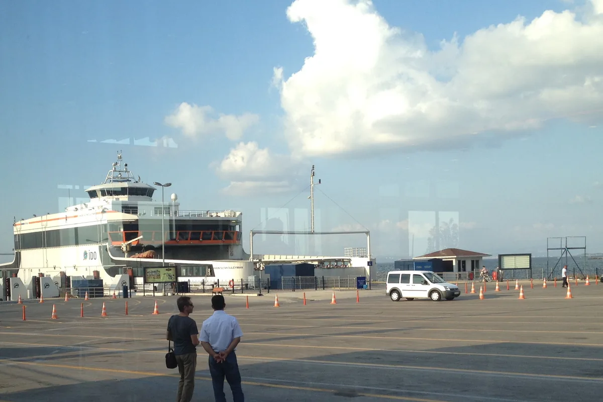 Yalova feribot iskelesinde yanaşmış araba vapuru ve iskele meydanı