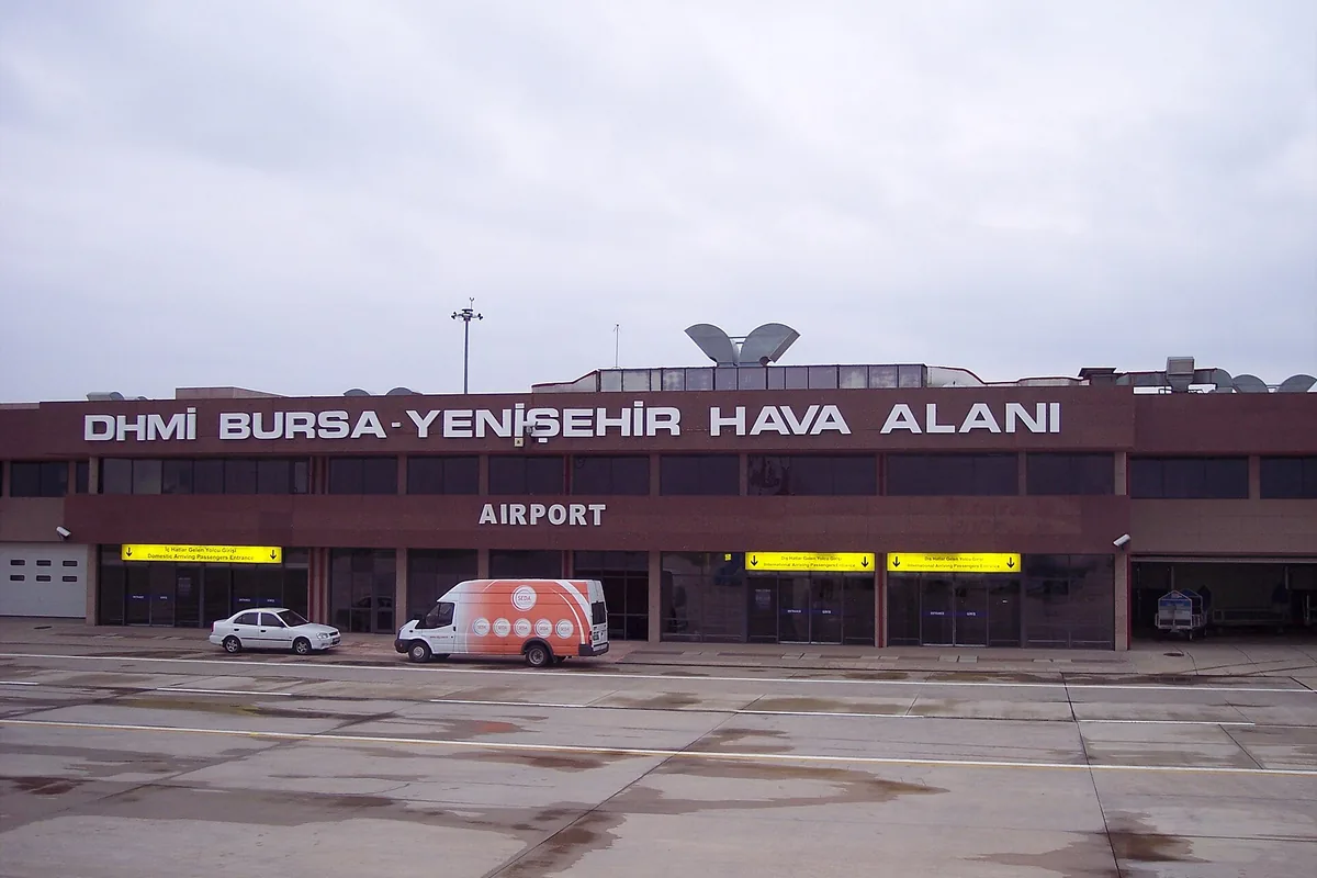 Bursa Yenişehir Havalimanı terminal binasının dış görünümü