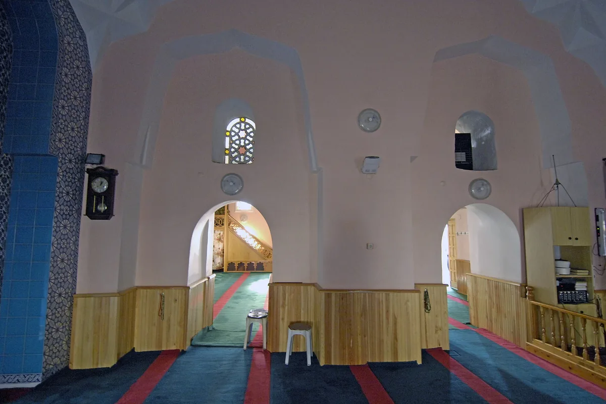 Hacı Yahya Camii'nin iç mekanı, Topçuasım Mahallesi